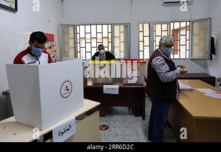 210206 -- TRIPOLI, le 6 février 2021 -- des travailleurs électoraux sont vus dans un bureau de vote à Tripoli, Libye, le 6 février 2021. Le Comité central libyen pour les élections des conseils municipaux le CCMCE a annoncé samedi la clôture des élections municipales de la capitale Tripoli. Photo de /Xinhua LIBYE-TRIPOLI-ÉLECTIONS MUNICIPALES HamzaxTurkia PUBLICATIONxNOTxINxCHN Banque D'Images