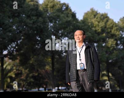 210207 -- CHENGDU, le 7 février 2021 -- Zhang Fuyuan se rend au travail à Chengdu, dans la province du Sichuan du sud-ouest de la Chine, le 5 février 2021. La première centrale nucléaire chinoise utilisant Hualong One, un réacteur nucléaire de troisième génération de conception nationale, est entrée en exploitation commerciale le 30 janvier 2021. Zhang Fuyuan, 66 ans, est le concepteur en chef du générateur de vapeur Hualong One ZH-65. Après cinq ans de recherche continue, de conception, de modification et de test de vérification, Zhang Fuyuan a conduit son équipe à compléter la recherche technologique pour la conception indépendante du générateur de vapeur ZH-65 en 2015. Le générateur de vapeur ZH-65 Banque D'Images