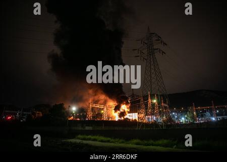 210208 -- ATHÈNES, le 8 février 2021 -- Un incendie se déclare dans une centrale électrique près d'Athènes, en Grèce, le 7 février 2021. Une grande partie d'Athènes, le Pirée, certaines parties de la péninsule du Péloponnèse et les îles voisines ont subi des coupures de courant vers minuit dimanche après l'incendie. Photo de /Xinhua GRÈCE-ATHÈNES-CENTRALE ÉLECTRIQUE-FEU LEFTERISxPARTSALIS PUBLICATIONxNOTxINxCHN Banque D'Images