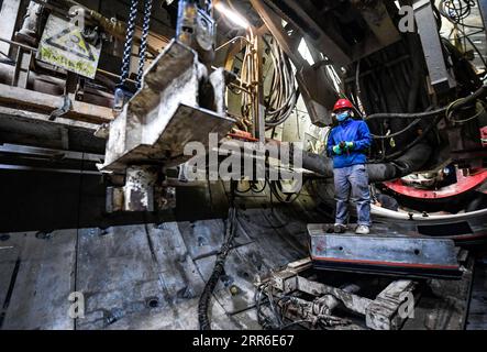 210209 -- ZHONGNING, le 9 février 2021 -- Un ouvrier assemble des canalisations à l'intérieur d'un tunnel traversant le fleuve jaune dans le comté de Zhongning, ville de Zhongwei dans le nord-ouest de la Chine, Ningxia hui Autonomous Reigon, le 9 février 2021. Plus de 100 travailleurs sont toujours en service dans le tunnel pour assurer le développement du projet à temps malgré la prochaine fête du printemps, ou le nouvel an lunaire chinois. Ce tunnel, le deuxième à traverser le fleuve jaune à Ningxia, fait partie d’un projet plus vaste visant à fournir un service de chauffage aux habitants de Zhongning. CHINE-NINGXIA-TUNNEL À TRAVERS LA RIVIÈRE JAUNE CN FENGXKAIHUA PUBLICATIONXNOTXINXCH Banque D'Images