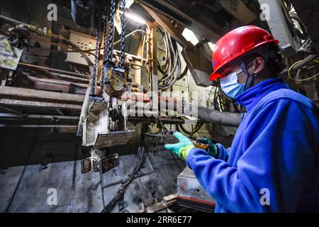 210209 -- ZHONGNING, le 9 février 2021 -- Un ouvrier assemble des canalisations à l'intérieur d'un tunnel traversant le fleuve jaune dans le comté de Zhongning, ville de Zhongwei dans le nord-ouest de la Chine, Ningxia hui Autonomous Reigon, le 9 février 2021. Plus de 100 travailleurs sont toujours en service dans le tunnel pour assurer le développement du projet à temps malgré la prochaine fête du printemps, ou le nouvel an lunaire chinois. Ce tunnel, le deuxième à traverser le fleuve jaune à Ningxia, fait partie d’un projet plus vaste visant à fournir un service de chauffage aux habitants de Zhongning. CHINE-NINGXIA-TUNNEL À TRAVERS LA RIVIÈRE JAUNE CN FENGXKAIHUA PUBLICATIONXNOTXINXCH Banque D'Images