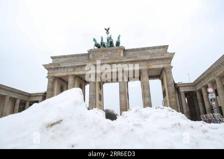 210210 -- BERLIN, 10 février 2021 -- la photo prise le 9 février 2021 montre une dérive de neige devant la porte de Brandebourg à Berlin, capitale de l'Allemagne. ALLEMAGNE-BERLIN-HIVER ShanxYuqi PUBLICATIONxNOTxINxCHN Banque D'Images