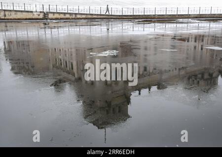 210210 -- BERLIN, le 10 février 2021 -- le bâtiment du Bundestag est reflété par la rivière Spree avec de la glace qui coule à Berlin, capitale de l'Allemagne, le 9 février 2021. ALLEMAGNE-BERLIN-HIVER ShanxYuqi PUBLICATIONxNOTxINxCHN Banque D'Images