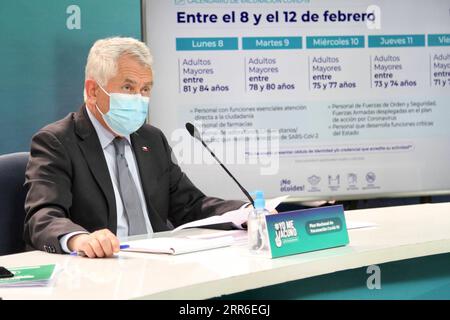 210210 -- SANTIAGO, le 10 février 2021 -- le ministre chilien de la Santé, Enrique Paris, prend la parole lors d'une conférence de presse à Santiago, au Chili, le 9 février 2021. Le Chili a lancé une campagne de vaccination de masse contre le COVID-19 le 3 février. /Document via Xinhua CHILE-SANTIAGO-COVID-19-VACCINATION ThexMinistryxofxHealthxofxChile PUBLICATIONxNOTxINxCHN Banque D'Images