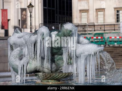 210210 -- LONDRES, 10 février 2021 -- une photo prise le 10 février 2021 montre des glaçons autour de sculptures sur la fontaine de Trafalgar Square à Londres, en Grande-Bretagne. Storm Darcy a apporté des neiges à Londres depuis plusieurs jours. BRETAGNE-LONDRES-VIE QUOTIDIENNE-SCULPTURES DANS LA GLACE HANXYAN PUBLICATIONXNOTXINXCHN Banque D'Images