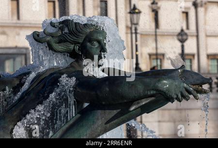 210210 -- LONDRES, 10 février 2021 -- une photo prise le 10 février 2021 montre des glaçons autour de sculptures sur la fontaine de Trafalgar Square à Londres, en Grande-Bretagne. Storm Darcy a apporté des neiges à Londres depuis plusieurs jours. BRETAGNE-LONDRES-VIE QUOTIDIENNE-SCULPTURES DANS LA GLACE HANXYAN PUBLICATIONXNOTXINXCHN Banque D'Images