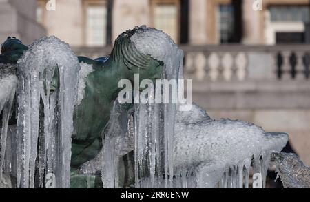 210210 -- LONDRES, 10 février 2021 -- une photo prise le 10 février 2021 montre des glaçons autour de sculptures sur la fontaine de Trafalgar Square à Londres, en Grande-Bretagne. Storm Darcy a apporté des neiges à Londres depuis plusieurs jours. BRETAGNE-LONDRES-VIE QUOTIDIENNE-SCULPTURES DANS LA GLACE HANXYAN PUBLICATIONXNOTXINXCHN Banque D'Images