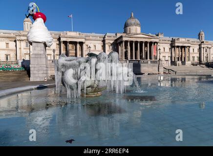 210210 -- LONDRES, 10 février 2021 -- une photo prise le 10 février 2021 montre des glaçons autour de sculptures sur la fontaine de Trafalgar Square à Londres, en Grande-Bretagne. Storm Darcy a apporté des neiges à Londres depuis plusieurs jours. BRETAGNE-LONDRES-VIE QUOTIDIENNE-SCULPTURES DANS LA GLACE HANXYAN PUBLICATIONXNOTXINXCHN Banque D'Images