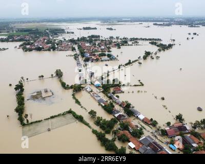 210211 -- BEIJING, 11 février 2021 -- une photo aérienne prise le 10 février 2021 montre des maisons submergées par des inondations à Karawang, Java Ouest, Indonésie. Photo de /Xinhua XINHUA PHOTOS DU JOUR AryaxManggala PUBLICATIONxNOTxINxCHN Banque D'Images