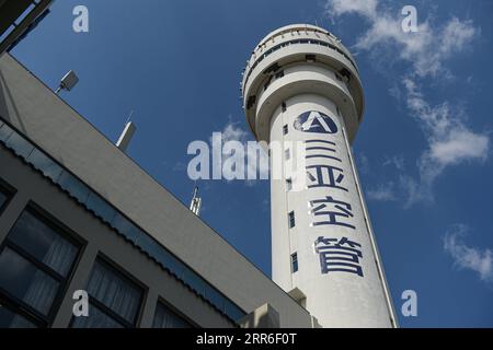 210211 -- SANYA, 11 février 2021 -- la tour de contrôle du trafic aérien de Sanya est photographiée à Sanya, dans la province de Hainan du sud de la Chine, le 28 janvier 2021. Hong Yuan, 29 ans, est contrôleur de la circulation aérienne à la tour de contrôle de la circulation aérienne de Sanya. En tant que contrôleur de la circulation aérienne, Hong est responsable de la navigation aérienne, de guider les pilotes pendant le décollage et l'atterrissage, et de surveiller les avions lorsqu'ils voyagent dans le ciel. Ce travail exige une grande attention. Les membres du personnel sont donc censés prendre une pause toutes les deux heures pour se remettre du travail intense. Au cours de l'année dernière, les contrôleurs aériens de Sanya Air Banque D'Images