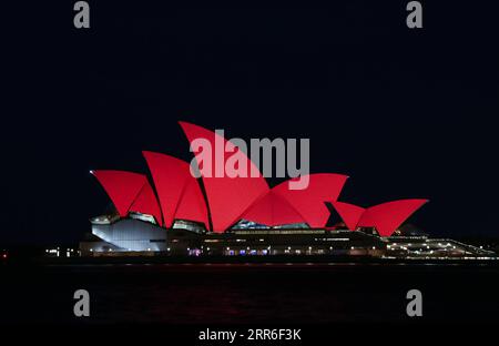 Actualités Bilder des Tages 210211 -- SYDNEY, le 11 février 2021 -- l'Opéra de Sydney sous la lumière rouge est vu dans le port de Sydney, Sydney, Australie, le 11 février 2021. Un feu rouge sur la cérémonie d'allumage de l'Opéra de Sydney a eu lieu alors que le nouvel an lunaire chinois tombe vendredi. AUSTRALIE-SYDNEY-OPÉRA-ILLUMINATION-CÉLÉBRATION BAIXXUEFEI PUBLICATIONXNOTXINXCHN Banque D'Images