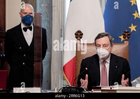 210213 -- ROME, le 13 février 2021 -- le nouveau Premier ministre italien Mario Draghi tient la première réunion du cabinet du nouveau gouvernement au Palazzo Chigi à Rome, Italie, le 13 février 2021. Le gouvernement italien formé par le Premier ministre nouvellement nommé Mario Draghi, qui était l'ancien chef de la Banque centrale européenne BCE, a officiellement prêté serment samedi. Pool via Xinhua ITALIE-ROME-NOUVEAU PM-CABINET RÉUNION ChengxTingting PUBLICATIONxNOTxINxCHN Banque D'Images