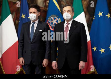 210213 -- ROME, le 13 février 2021 -- le Premier ministre italien sortant Giuseppe Conte L et le nouveau Premier ministre Mario Draghi assistent à une cérémonie de remise au Palazzo Chigi à Rome, Italie, le 13 février 2021. Le gouvernement italien formé par le Premier ministre nouvellement nommé Mario Draghi, qui était également l'ancien chef de la Banque centrale européenne BCE, a prêté officiellement serment samedi. Pool via Xinhua ITALIE-ROME-NOUVEAU PM-CÉRÉMONIE DE REMISE ChengxTingting PUBLICATIONxNOTxINxCHN Banque D'Images