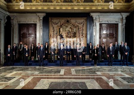 210214 -- PÉKIN, le 14 février 2021 -- le président italien Sergio Mattarella 4e L, et le Premier ministre Mario Draghi 5e L, posent pour une photo de groupe avec d'autres membres du nouveau gouvernement au palais présidentiel Quirinal à Rome, Italie, le 13 février 2021. Le gouvernement italien formé par le Premier ministre nouvellement nommé Mario Draghi, qui était l'ancien chef de la Banque centrale européenne BCE, a officiellement prêté serment samedi. PHOTOS XINHUA DU JOUR PoolxviaxXinhua PUBLICATIONxNOTxINxCHN Banque D'Images