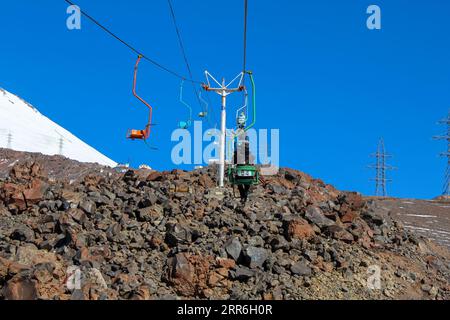 Téléphérique sur la station de ski dans les montagnes d'hiver. Elbrus, Caucase, Fédération de Russie. Ciel bleu avec espace de copie pour le texte Banque D'Images