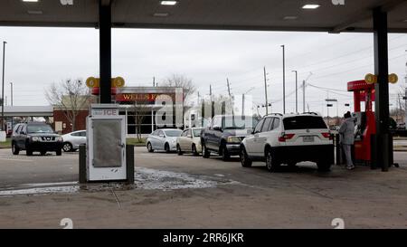 210219 -- HOUSTON, le 19 février 2021 -- des voitures font la queue dans une station-service à Houston, Texas, États-Unis, le 18 février 2021. Comme beaucoup dans l'État américain du Texas subissent une panne de courant, l'État est maintenant à court de nourriture avec la perturbation de la chaîne d'approvisionnement, ont rapporté les médias locaux. Photo de /Xinhua U.S.-TEXAS-HOUSTON-CHAÎNE D'APPROVISIONNEMENT EN TEMPS VIOLENT ChengyuexLao PUBLICATIONxNOTxINxCHN Banque D'Images