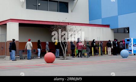 210219 -- HOUSTON, le 19 février 2021 -- des gens font la queue pour faire des emplettes dans un supermarché local à Houston, Texas, États-Unis, le 18 février 2021. Comme beaucoup dans l'État américain du Texas subissent une panne de courant, l'État est maintenant à court de nourriture avec la perturbation de la chaîne d'approvisionnement, ont rapporté les médias locaux. Photo de /Xinhua U.S.-TEXAS-HOUSTON-CHAÎNE D'APPROVISIONNEMENT EN TEMPS VIOLENT ChengyuexLao PUBLICATIONxNOTxINxCHN Banque D'Images