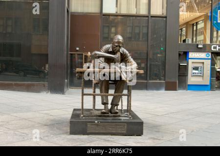 Statue dans Garment District Midtown Manhattan West NYC Banque D'Images