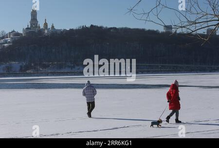 210220 -- KIEV, le 20 février 2021 -- des citoyens marchent sur la rivière gelée du Dniepr à Kiev, Ukraine, le 19 février 2021. Photo de /Xinhua UKRAINE-KIEV-SNOW SergeyxStarostenko PUBLICATIONxNOTxINxCHN Banque D'Images