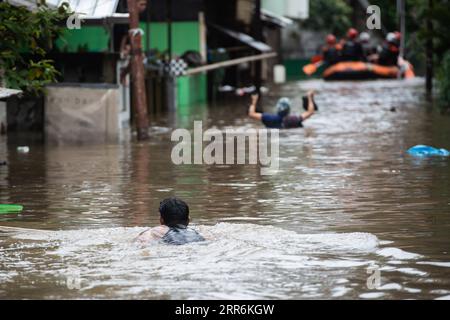 210220 -- JAKARTA, le 20 février 2021 -- Un homme nage à travers les inondations dans la région de Bangka, au sud de Jakarta, Indonésie, le 20 février 2021. Les inondations ont inondé plusieurs zones de Jakarta samedi, forçant des milliers de personnes à quitter leurs maisons à la suite de fortes pluies dans la capitale ces derniers jours. INDONÉSIE-JAKARTA-INONDATION VerixSanovri PUBLICATIONxNOTxINxCHN Banque D'Images