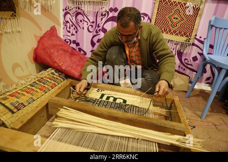 210220 -- LE CAIRE, le 20 février 2021 -- un exposant travaille à son stand lors de l'exposition Diarna sur l'artisanat et le patrimoine artisanaux au Caire, en Égypte, le 16 février 2021. Plus de 300 exposants de 27 gouvernorats présentent leurs produits lors de la 61e édition de Diarna, qui a débuté le 15 février et durera jusqu’au 25 février. POUR ALLER AVEC la caractéristique : exposition d'artisanat montre divers patrimoine égyptien EGYPTE-CAIRE-EXPOSITION D'ARTISANAT-PATRIMOINE ÉGYPTIEN AhmedxGomaa PUBLICATIONxNOTxINxCHN Banque D'Images