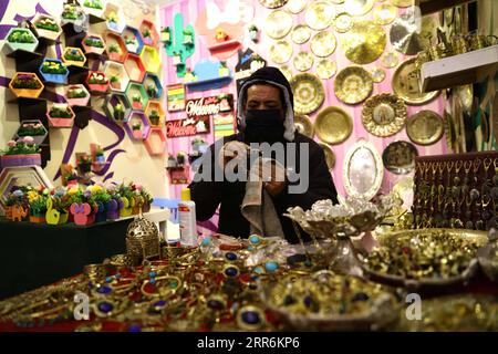 210220 -- LE CAIRE, le 20 février 2021 -- un exposant travaille à son stand lors de l'exposition Diarna sur l'artisanat et le patrimoine artisanaux au Caire, en Égypte, le 16 février 2021. Plus de 300 exposants de 27 gouvernorats présentent leurs produits lors de la 61e édition de Diarna, qui a débuté le 15 février et durera jusqu’au 25 février. POUR ALLER AVEC la caractéristique : exposition d'artisanat montre divers patrimoine égyptien EGYPTE-CAIRE-EXPOSITION D'ARTISANAT-PATRIMOINE ÉGYPTIEN AhmedxGomaa PUBLICATIONxNOTxINxCHN Banque D'Images