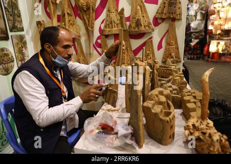 210220 -- LE CAIRE, le 20 février 2021 -- un exposant travaille à son stand lors de l'exposition Diarna sur l'artisanat et le patrimoine artisanaux au Caire, en Égypte, le 16 février 2021. Plus de 300 exposants de 27 gouvernorats présentent leurs produits lors de la 61e édition de Diarna, qui a débuté le 15 février et durera jusqu’au 25 février. POUR ALLER AVEC la caractéristique : exposition d'artisanat montre divers patrimoine égyptien EGYPTE-CAIRE-EXPOSITION D'ARTISANAT-PATRIMOINE ÉGYPTIEN AhmedxGomaa PUBLICATIONxNOTxINxCHN Banque D'Images