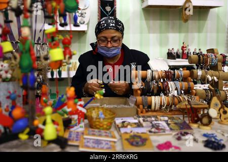 210220 -- LE CAIRE, le 20 février 2021 -- une exposante travaille à son stand lors de l'exposition Diarna pour l'artisanat et le patrimoine artisanaux au Caire, en Égypte, le 16 février 2021. Plus de 300 exposants de 27 gouvernorats présentent leurs produits lors de la 61e édition de Diarna, qui a débuté le 15 février et durera jusqu’au 25 février. POUR ALLER AVEC la caractéristique : exposition d'artisanat montre divers patrimoine égyptien EGYPTE-CAIRE-EXPOSITION D'ARTISANAT-PATRIMOINE ÉGYPTIEN AhmedxGomaa PUBLICATIONxNOTxINxCHN Banque D'Images