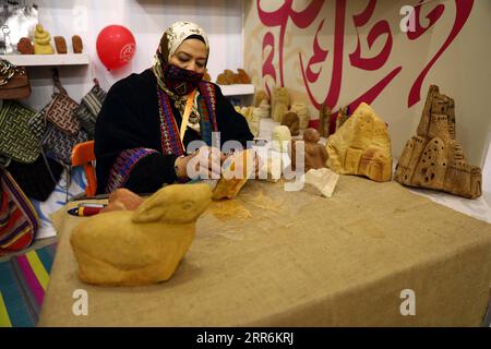 210220 -- LE CAIRE, le 20 février 2021 -- une exposante travaille à son stand lors de l'exposition Diarna pour l'artisanat et le patrimoine artisanaux au Caire, en Égypte, le 16 février 2021. Plus de 300 exposants de 27 gouvernorats présentent leurs produits lors de la 61e édition de Diarna, qui a débuté le 15 février et durera jusqu’au 25 février. POUR ALLER AVEC la caractéristique : exposition d'artisanat montre divers patrimoine égyptien EGYPTE-CAIRE-EXPOSITION D'ARTISANAT-PATRIMOINE ÉGYPTIEN AhmedxGomaa PUBLICATIONxNOTxINxCHN Banque D'Images