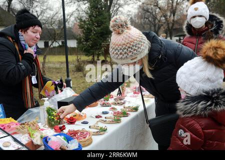 210221 -- BUCAREST, 21 février 2021 -- les gens choisissent des souvenirs faits main lors d'une foire pour célébrer Dragobete, la Saint-Valentin traditionnelle roumaine, au Musée National Village de Bucarest, Roumanie, le 20 février 2021. Dragobete tombe le 24 février de chaque année. Photo de /Xinhua ROMANIA-BUCHAREST-DRAGOBETE-FAIR GabrielxPetrescu PUBLICATIONxNOTxINxCHN Banque D'Images