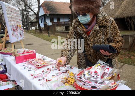 210221 -- BUCAREST, le 21 février 2021 -- Une femme choisit des souvenirs faits à la main lors d'une foire pour célébrer Dragobete, la Saint-Valentin traditionnelle roumaine, au Musée national du village de Bucarest, Roumanie, le 20 février 2021. Dragobete tombe le 24 février de chaque année. Photo de /Xinhua ROMANIA-BUCHAREST-DRAGOBETE-FAIR GabrielxPetrescu PUBLICATIONxNOTxINxCHN Banque D'Images