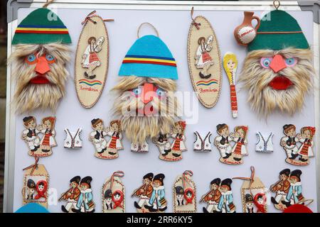 210221 -- BUCAREST, 21 février 2021 -- des masques et aimants faits à la main avec des costumes folkloriques roumains sont en vente lors d'une foire pour célébrer Dragobete, la Saint-Valentin traditionnelle roumaine, au Musée National Village de Bucarest, Roumanie, le 20 février 2021. Dragobete tombe le 24 février de chaque année. Photo de /Xinhua ROMANIA-BUCHAREST-DRAGOBETE-FAIR GabrielxPetrescu PUBLICATIONxNOTxINxCHN Banque D'Images