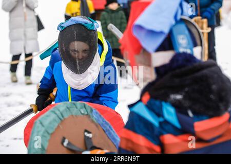 210223 -- MOSCOU, le 23 février 2021 -- des enfants participent à un tournoi de joutes pour marquer la Journée du défenseur de la patrie dans un parc à thème à la périphérie de Moscou, en Russie, le 23 février 2021. La Journée du défenseur de la patrie est une fête nationale russe du 23 février qui célèbre ceux qui sont et ont servi dans les forces armées. Photo de /Xinhua RUSSIA-MOSCOW-THE DEFENDER OF THE PATRIE DAY-FESTIVE ÉVÉNEMENT MaximxChernavsky PUBLICATIONxNOTxINxCHN Banque D'Images