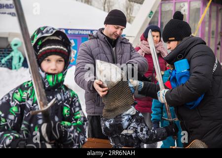 210223 -- MOSCOU, le 23 février 2021 -- des gens essaient l'armure et les armes médiévales avant un tournoi de joutes pour marquer la Journée du défenseur de la patrie dans un parc à thème à la périphérie de Moscou, en Russie, le 23 février 2021. La Journée du défenseur de la patrie est une fête nationale russe du 23 février qui célèbre ceux qui sont et ont servi dans les forces armées. Photo de /Xinhua RUSSIA-MOSCOW-THE DEFENDER OF THE PATRIE DAY-FESTIVE ÉVÉNEMENT MaximxChernavsky PUBLICATIONxNOTxINxCHN Banque D'Images