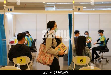 210223 -- HONG KONG, le 23 février 2021 -- les gens font la queue pour recevoir les vaccins contre la COVID-19 en Chine méridionale à Hong Kong, le 23 février 2021. Le gouvernement de la région administrative spéciale de Hong Kong a lancé un programme gratuit de vaccination contre le COVID-19 et à partir de 4 heures mardi, heure locale, environ 70 000 personnes se sont inscrites à ce programme. Dans le cadre du programme, les gens peuvent recevoir les JABS dans cinq centres de vaccination communautaires et 18 cliniques générales de consultations externes de l'autorité hospitalière de Hong Kong à partir de février 26. CHINE-HONG KONG-COVID-19-VACCINATION CN LIXGANG PUBLICATIONXNOTXINXCHN Banque D'Images