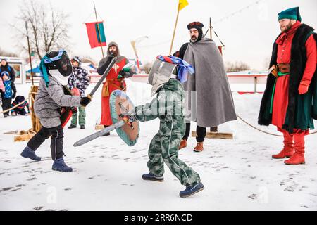 210223 -- MOSCOU, le 23 février 2021 -- des enfants participent à un tournoi de joutes pour marquer la Journée du défenseur de la patrie dans un parc à thème à la périphérie de Moscou, en Russie, le 23 février 2021. La Journée du défenseur de la patrie est une fête nationale russe du 23 février qui célèbre ceux qui sont et ont servi dans les forces armées. Photo de /Xinhua RUSSIA-MOSCOW-THE DEFENDER OF THE PATRIE DAY-FESTIVE ÉVÉNEMENT MaximxChernavsky PUBLICATIONxNOTxINxCHN Banque D'Images