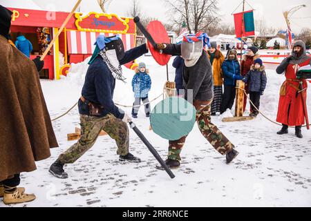 210223 -- MOSCOU, le 23 février 2021 -- les gens s'affrontent dans un tournoi de joutes pour marquer la Journée du défenseur de la patrie dans un parc à thème à la périphérie de Moscou, en Russie, le 23 février 2021. La Journée du défenseur de la patrie est une fête nationale russe du 23 février qui célèbre ceux qui sont et ont servi dans les forces armées. Photo de /Xinhua RUSSIA-MOSCOW-THE DEFENDER OF THE PATRIE DAY-FESTIVE ÉVÉNEMENT MaximxChernavsky PUBLICATIONxNOTxINxCHN Banque D'Images