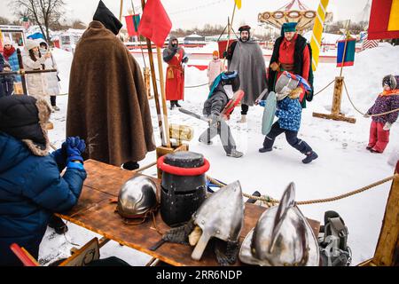 210223 -- MOSCOU, le 23 février 2021 -- des enfants participent à un tournoi de joutes pour marquer la Journée du défenseur de la patrie dans un parc à thème à la périphérie de Moscou, en Russie, le 23 février 2021. La Journée du défenseur de la patrie est une fête nationale russe du 23 février qui célèbre ceux qui sont et ont servi dans les forces armées. Photo de /Xinhua RUSSIA-MOSCOW-THE DEFENDER OF THE PATRIE DAY-FESTIVE ÉVÉNEMENT MaximxChernavsky PUBLICATIONxNOTxINxCHN Banque D'Images