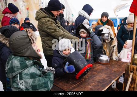 210223 -- MOSCOU, le 23 février 2021 -- des enfants essaient des casques médiévaux avant un tournoi de joutes pour marquer la Journée du défenseur de la patrie dans un parc à thème à la périphérie de Moscou, en Russie, le 23 février 2021. La Journée du défenseur de la patrie est une fête nationale russe du 23 février qui célèbre ceux qui sont et ont servi dans les forces armées. Photo de /Xinhua RUSSIA-MOSCOW-THE DEFENDER OF THE PATRIE DAY-FESTIVE ÉVÉNEMENT MaximxChernavsky PUBLICATIONxNOTxINxCHN Banque D'Images