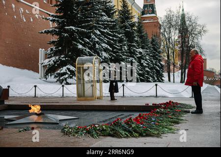 210224 -- MOSCOU, le 24 février 2021 -- Gennady Zyuganov, président du Comité central du Parti communiste de la Fédération de Russie KPRF dépose des fleurs sur la tombe du Soldat inconnu lors d'une célébration du jour du défenseur de la patrie à Moscou, Russie, le 23 février 2021. RUSSIE-MOSCOU-KPRF-DÉFENSEUR DU JOUR DE LA PATRIE EVGENYXSINITSYN PUBLICATIONXNOTXINXCHN Banque D'Images