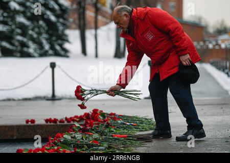 210224 -- MOSCOU, le 24 février 2021 -- Gennady Zyuganov, président du Comité central du Parti communiste de la Fédération de Russie KPRF dépose des fleurs sur la tombe du Soldat inconnu lors d'une célébration du jour du défenseur de la patrie à Moscou, Russie, le 23 février 2021. RUSSIE-MOSCOU-KPRF-DÉFENSEUR DU JOUR DE LA PATRIE EVGENYXSINITSYN PUBLICATIONXNOTXINXCHN Banque D'Images