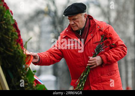 210224 -- MOSCOU, le 24 février 2021 -- Gennady Zyuganov, président du Comité central du Parti communiste de la Fédération de Russie KPRF dépose des fleurs sur la tombe du Soldat inconnu lors d'une célébration du jour du défenseur de la patrie à Moscou, Russie, le 23 février 2021. RUSSIE-MOSCOU-KPRF-DÉFENSEUR DU JOUR DE LA PATRIE EVGENYXSINITSYN PUBLICATIONXNOTXINXCHN Banque D'Images