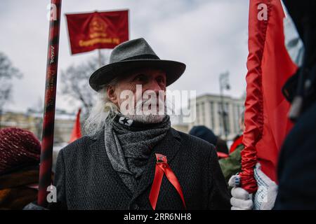 210224 -- MOSCOU, le 24 février 2021 -- Un partisan du Parti communiste de la Fédération de Russie KPRF assiste à une cérémonie au Tombeau du Soldat inconnu lors d'une célébration de la Journée du défenseur de la patrie à Moscou, Russie, le 23 février 2021. RUSSIE-MOSCOU-KPRF-DÉFENSEUR DU JOUR DE LA PATRIE EVGENYXSINITSYN PUBLICATIONXNOTXINXCHN Banque D'Images