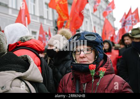 210224 -- MOSCOU, le 24 février 2021 -- Un partisan du Parti communiste de la Fédération de Russie KPRF s'apprête à déposer des fleurs sur la tombe du Soldat inconnu lors d'une célébration du jour du défenseur de la patrie à Moscou, en Russie, le 23 février 2021. RUSSIE-MOSCOU-KPRF-DÉFENSEUR DU JOUR DE LA PATRIE EVGENYXSINITSYN PUBLICATIONXNOTXINXCHN Banque D'Images