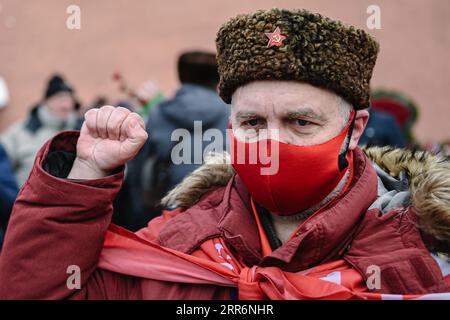 210224 -- MOSCOU, le 24 février 2021 -- Un partisan du Parti communiste de la Fédération de Russie KPRF assiste à une cérémonie au Tombeau du Soldat inconnu lors d'une célébration de la Journée du défenseur de la patrie à Moscou, Russie, le 23 février 2021. RUSSIE-MOSCOU-KPRF-DÉFENSEUR DU JOUR DE LA PATRIE EVGENYXSINITSYN PUBLICATIONXNOTXINXCHN Banque D'Images