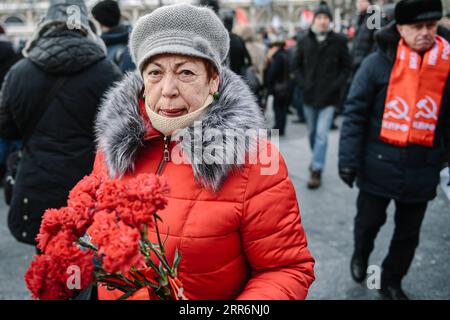 210224 -- MOSCOU, le 24 février 2021 -- Un partisan du Parti communiste de la Fédération de Russie KPRF s'apprête à déposer des fleurs sur la tombe du Soldat inconnu lors d'une célébration du jour du défenseur de la patrie à Moscou, en Russie, le 23 février 2021. RUSSIE-MOSCOU-KPRF-DÉFENSEUR DU JOUR DE LA PATRIE EVGENYXSINITSYN PUBLICATIONXNOTXINXCHN Banque D'Images