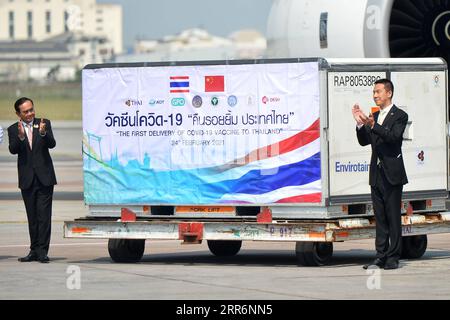 210224 -- BANGKOK, le 24 février 2021 -- le Premier ministre thaïlandais Prayut Chan-o-cha L et le fonctionnaire de l'ambassade de Chine Yang Xin assistent à une cérémonie de remise du premier lot de vaccins contre le COVID-19 à l'aéroport Suvarnabhumi de Bangkok, Thaïlande, le 24 février 2021. Le premier lot de vaccins COVID-19 que la Thaïlande a commandé à la Chine Sinovac Biotech est arrivé mercredi dans la capitale Bangkok, mettant le pays sur la bonne voie pour lancer son programme national de vaccination. THAÏLANDE-BANGKOK-CHINE-COVID-19-VACCIN-ARRIVÉE RACHENXSAGEAMSAK PUBLICATIONXNOTXINXCHN Banque D'Images