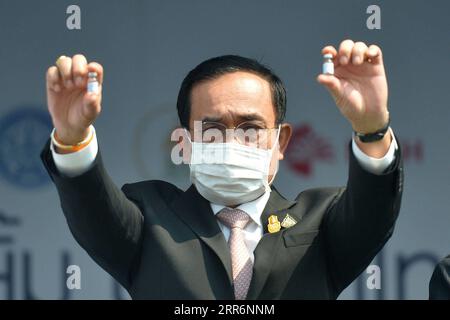 210224 -- BANGKOK, le 24 février 2021 -- le Premier ministre thaïlandais Prayut Chan-o-cha présente deux flacons de vaccin Sinovac COVID-19 à l'aéroport Suvarnabhumi de Bangkok, Thaïlande, le 24 février 2021. Le premier lot de vaccins COVID-19 que la Thaïlande a commandé à la Chine Sinovac Biotech est arrivé mercredi dans la capitale Bangkok, mettant le pays sur la bonne voie pour lancer son programme national de vaccination. THAÏLANDE-BANGKOK-CHINE-COVID-19-VACCIN-ARRIVÉE RACHENXSAGEAMSAK PUBLICATIONXNOTXINXCHN Banque D'Images