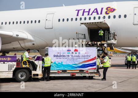 210224 -- BANGKOK, le 24 février 2021 -- le premier lot de vaccins contre la COVID-19 arrive à l'aéroport Suvarnabhumi de Bangkok, Thaïlande, le 24 février 2021. Le premier lot de vaccins COVID-19 que la Thaïlande a commandé à la Chine Sinovac Biotech est arrivé mercredi dans la capitale Bangkok, mettant le pays sur la bonne voie pour lancer son programme national de vaccination. THAÏLANDE-BANGKOK-CHINE-COVID-19-VACCIN-ARRIVÉE ZHANGXKEREN PUBLICATIONXNOTXINXCHN Banque D'Images