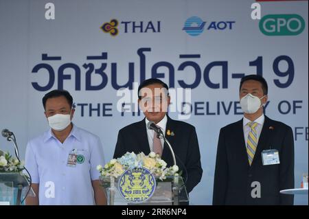 210224 -- BANGKOK, le 24 février 2021 -- le Premier ministre thaïlandais Prayut Chan-o-cha C, le vice-premier ministre et ministre de la Santé publique Anutin Charnvirakul L et le fonctionnaire de l'ambassade de Chine Yang Xin assistent à une cérémonie de remise du premier lot de vaccins contre le COVID-19 à l'aéroport Suvarnabhumi de Bangkok, Thaïlande, le 24 février 2021. Le premier lot de vaccins COVID-19 que la Thaïlande a commandé à la Chine Sinovac Biotech est arrivé mercredi dans la capitale Bangkok, mettant le pays sur la bonne voie pour lancer son programme national de vaccination. THAÏLANDE-BANGKOK-CHINE-COVID-19-VACCIN-ARRIVÉE RACHENXSAGEAMSAK PUBLICATIONX Banque D'Images